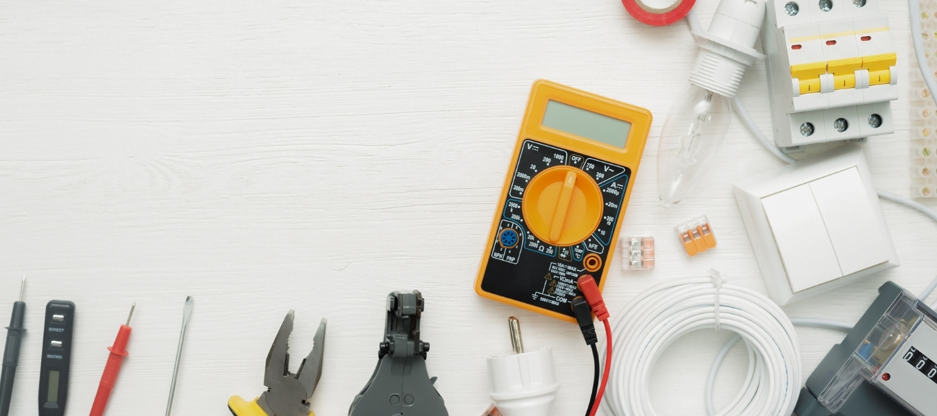 Formation Bases Électriques Europka Formation : apprentissage des fondamentaux de l’électricité, sécurité, schémas, câblage et pratique en atelier pour débutants et professionnels.