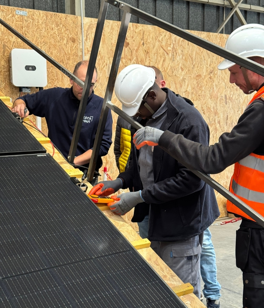Formation technicien photovoltaïque en 6 jours chez Europka Formation, incluant pratique en atelier, installation, maintenance et préparation aux certifications Qualit’EnR et QualiPV.