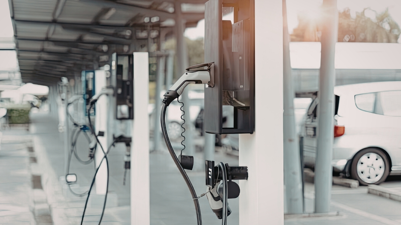 Formation IRVE Europka Formation : installation, raccordement et mise en service de bornes de recharge pour véhicules électriques, conforme aux exigences Qualit’EnR et aux référentiels réglementaires.