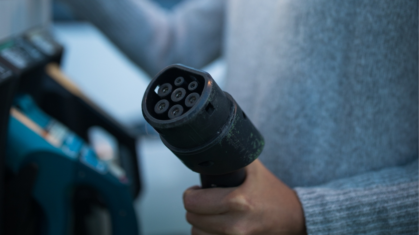 Formation IRVE Europka Formation : installation, raccordement et mise en service de bornes de recharge pour véhicules électriques, conforme aux exigences Qualit’EnR et aux référentiels réglementaires.