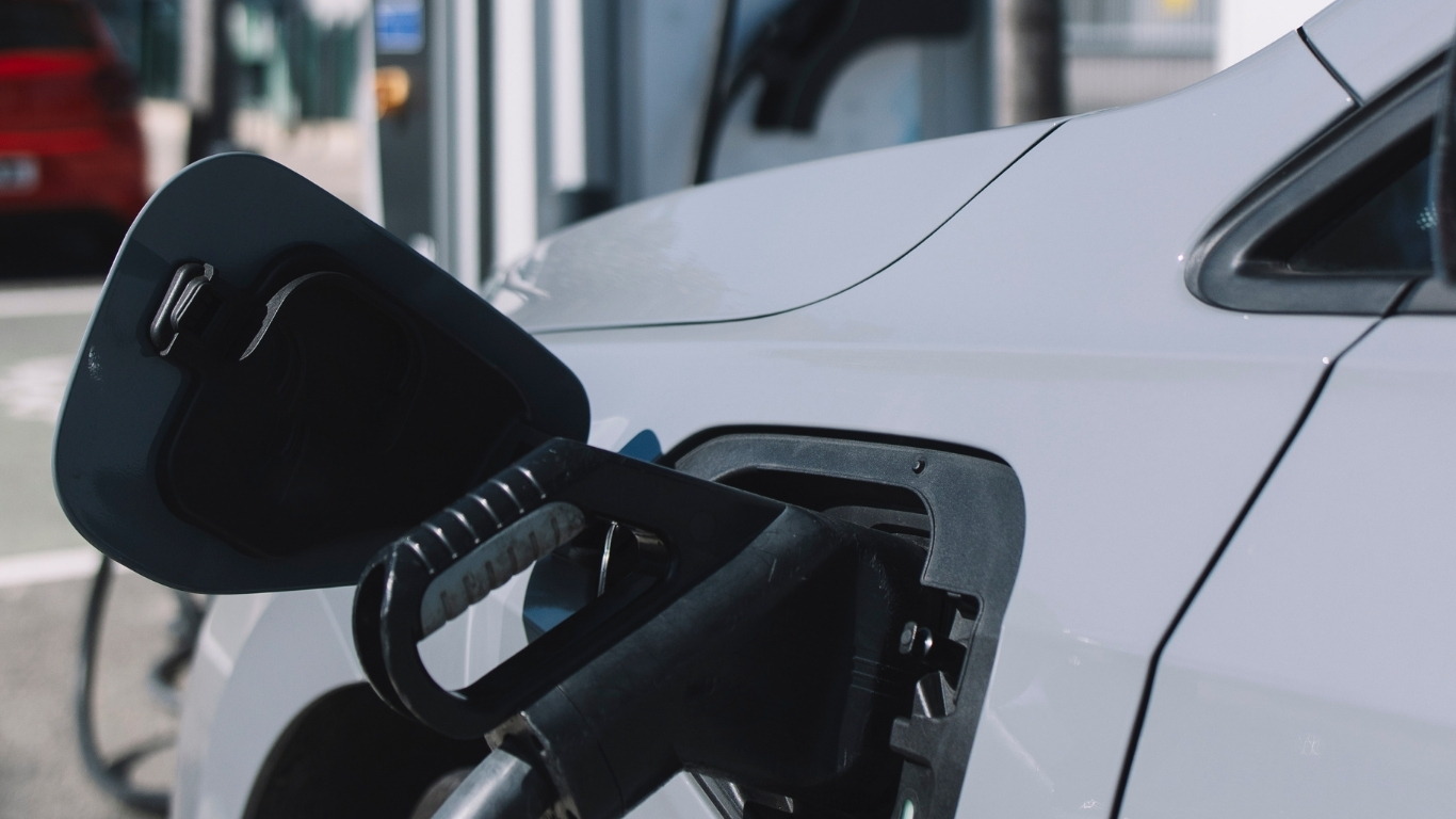 Formation IRVE Europka Formation : installation, raccordement et mise en service de bornes de recharge pour véhicules électriques, conforme aux exigences Qualit’EnR et aux référentiels réglementaires.