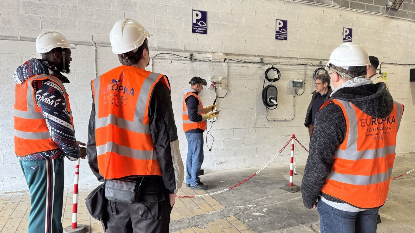 Illustration de la POEI, dispositif France Travail permettant aux entreprises de former et recruter, et aux demandeurs d’emploi d’accéder à une formation finançable